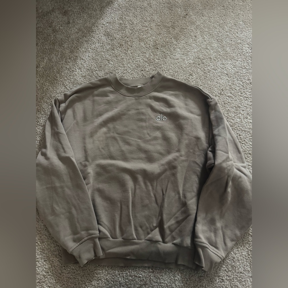 Alo Yoga Accolade Crew Neck Pullover in Gravel